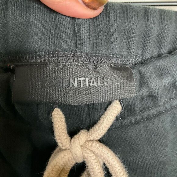 Fear of God Essentials Sweat Shorts - Picture 6 of 9